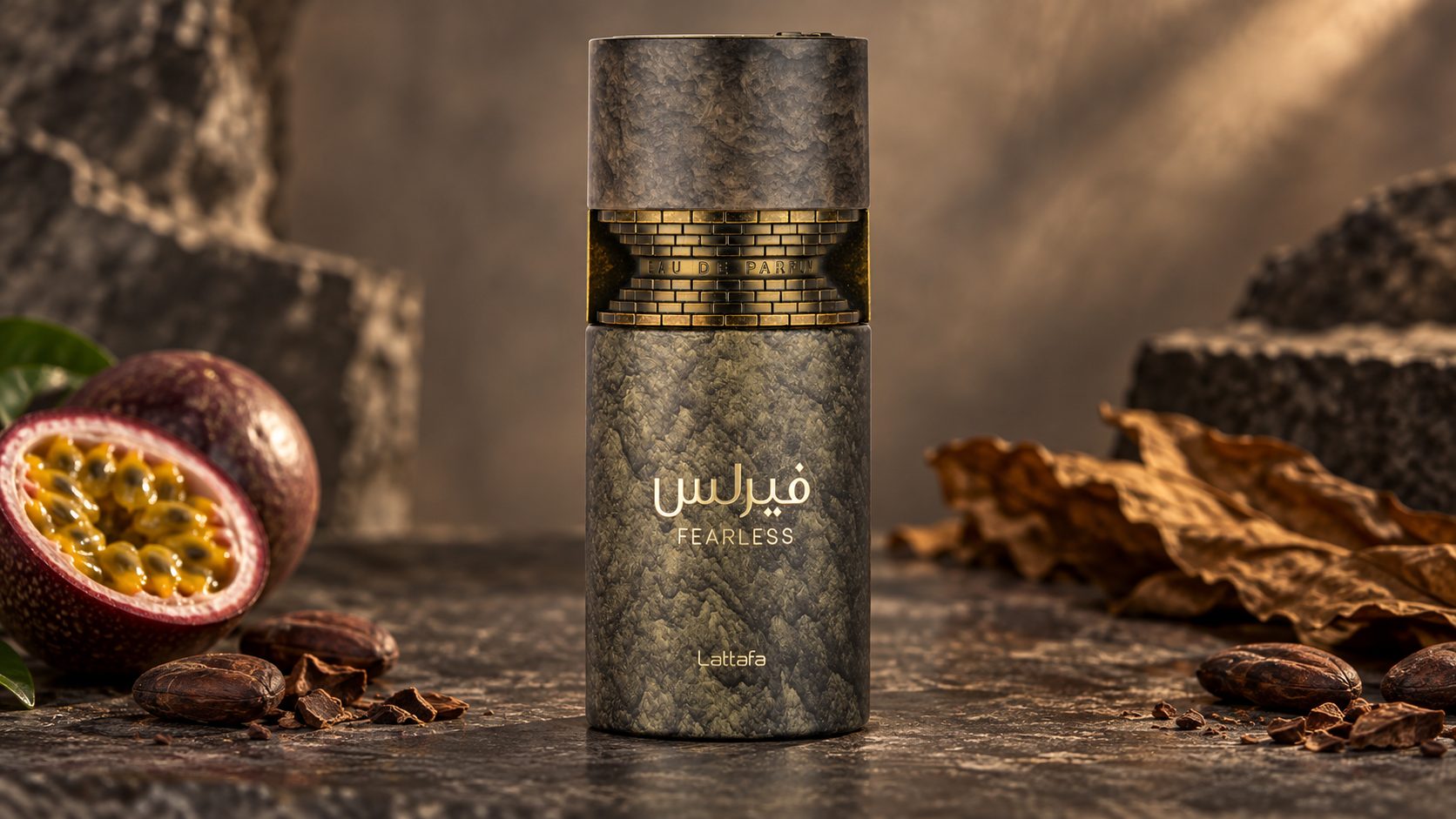Frasco completo de Lattafa Fearless con acabado pétreo y detalles dorados, junto a fruta de la pasión, cacao y hojas de tabaco; composición editorial panorámica generada con IA a partir de la fotografía oficial